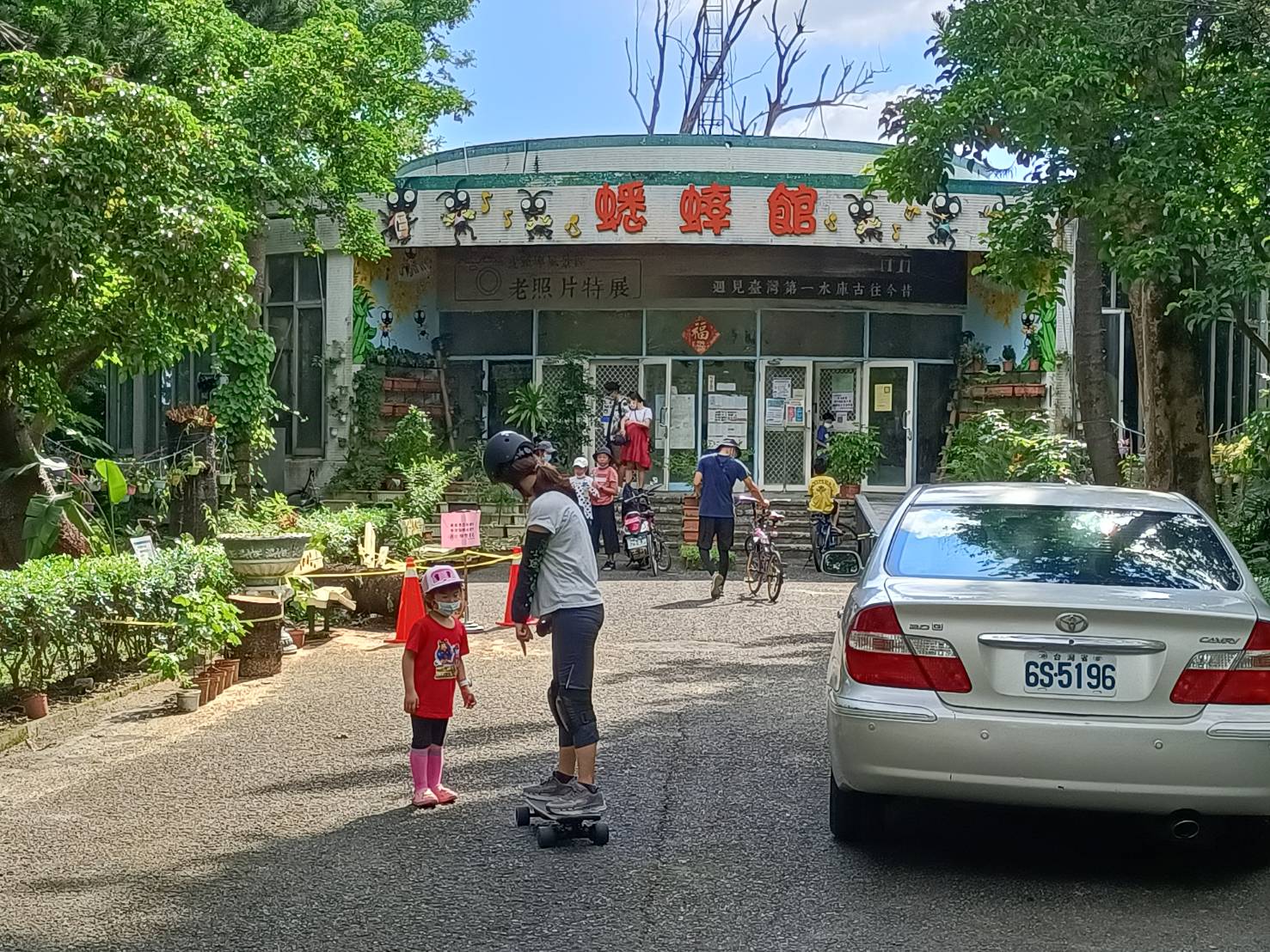 祖孫同遊虎頭埤。 圖:台南觀旅局/提供 祖孫同遊虎頭埤。 圖:台南觀旅局/提供