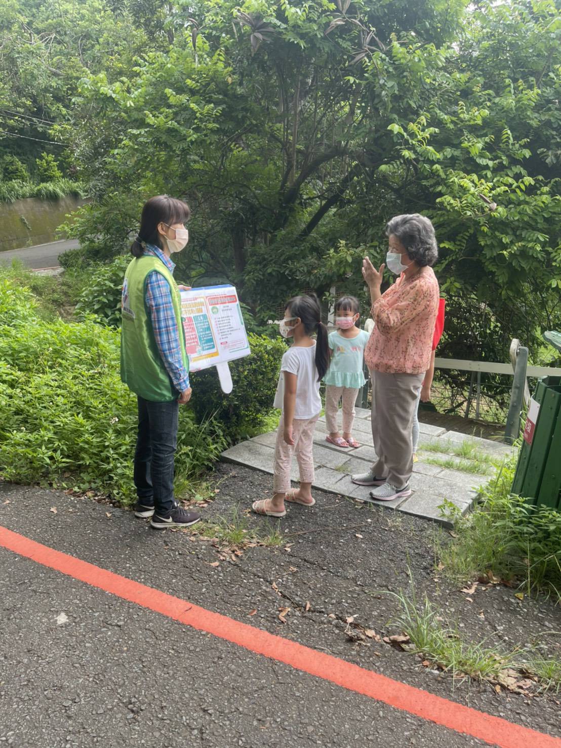 園區的稽查人員進行巡查與勸導。 圖:台南觀旅局/提供 園區的稽查人員進行巡查與勸導。 圖:台南觀旅局/提供