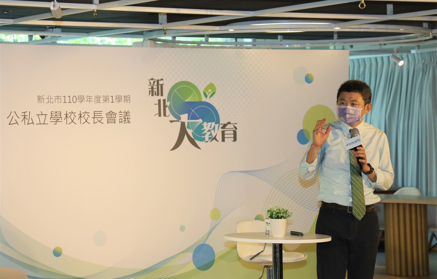 這次校長會議邀請台灣大學詹魁元副教務長分享「教育我們的未來」。 圖:新北市教育局提供 這次校長會議邀請台灣大學詹魁元副教務長分享「教育我們的未來」。 圖:新北市教育局提供