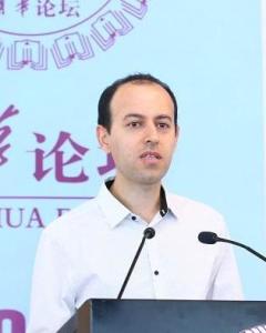 曾獲得被譽為「數學界諾貝爾獎」菲爾茲獎的英國劍橋大學教授考切爾·比爾卡爾(Caucher Birkar)2021年6月正式入職北京清華大學。 圖：翻攝搜狗百科