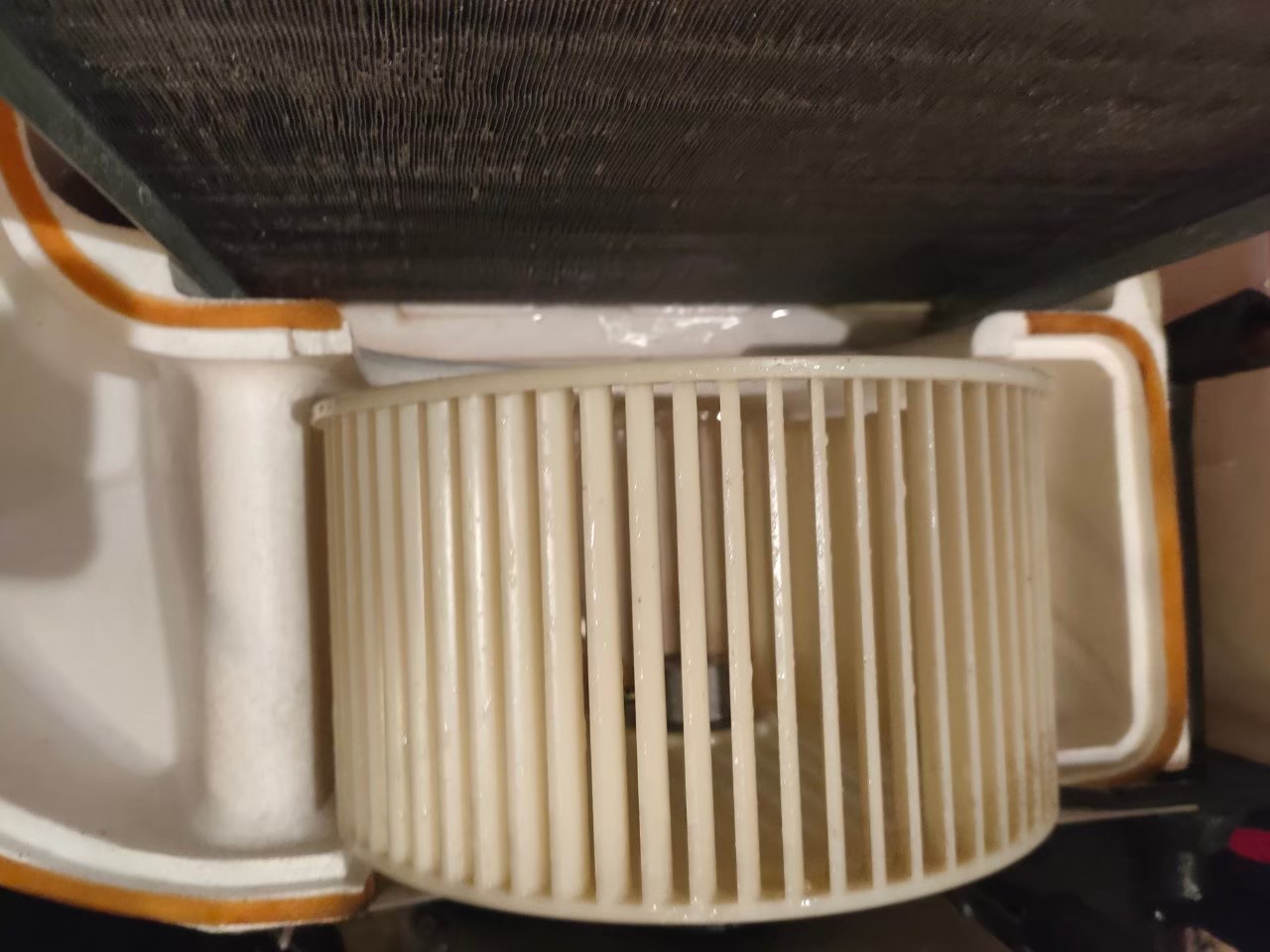 新北經發局表示定期清洗濾網約可節省7%電費,整台冷氣透過清洗約可產生10%-20%節電效益,也能清除長年累積在機器內的黴菌與粉塵。 圖:新北市經發局提供 新北經發局表示定期清洗濾網約可節省7%電費,整台冷氣透過清洗約可產生10%-20%節電效益,也能清除長年累積在機器內的黴菌與粉塵。 圖:新北市經發局提供