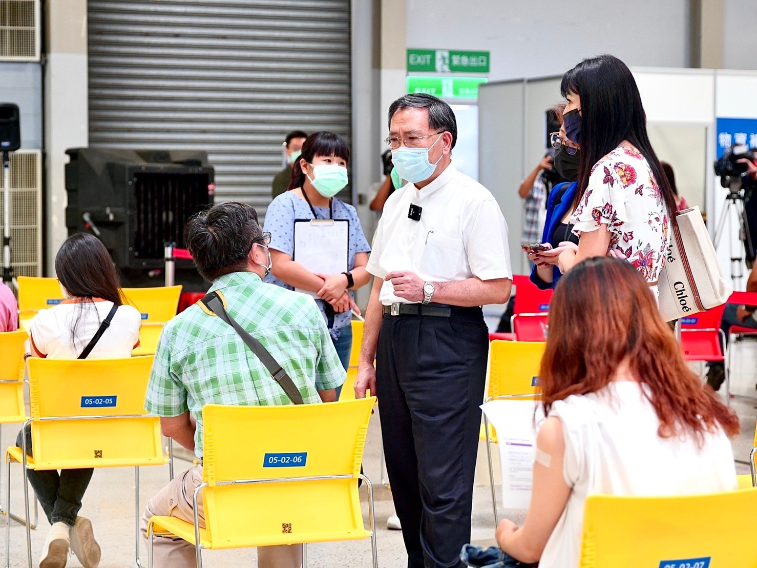 台北市副市長蔡炳坤今視察中小學教職員陸續施打疫苗。 圖:台北市政府 / 提供 台北市副市長蔡炳坤今視察中小學教職員陸續施打疫苗。 圖:台北市政府 / 提供