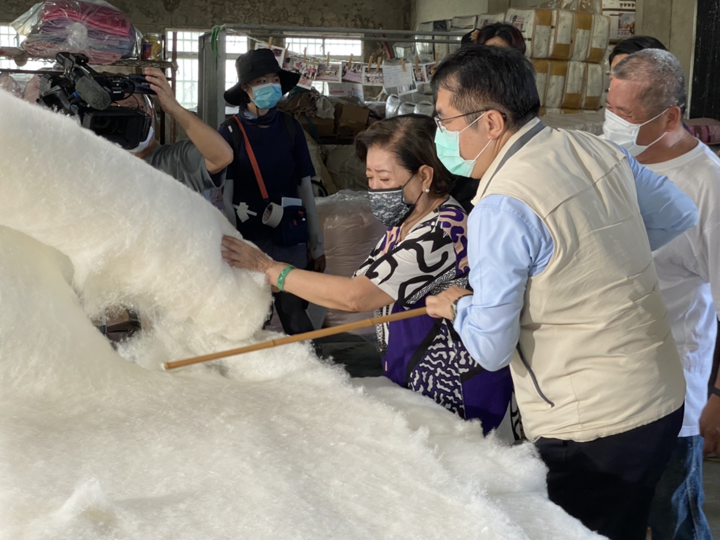 陳淑芳體驗手工打棉被。 圖:台南觀旅局/提供 陳淑芳體驗手工打棉被。 圖:台南觀旅局/提供