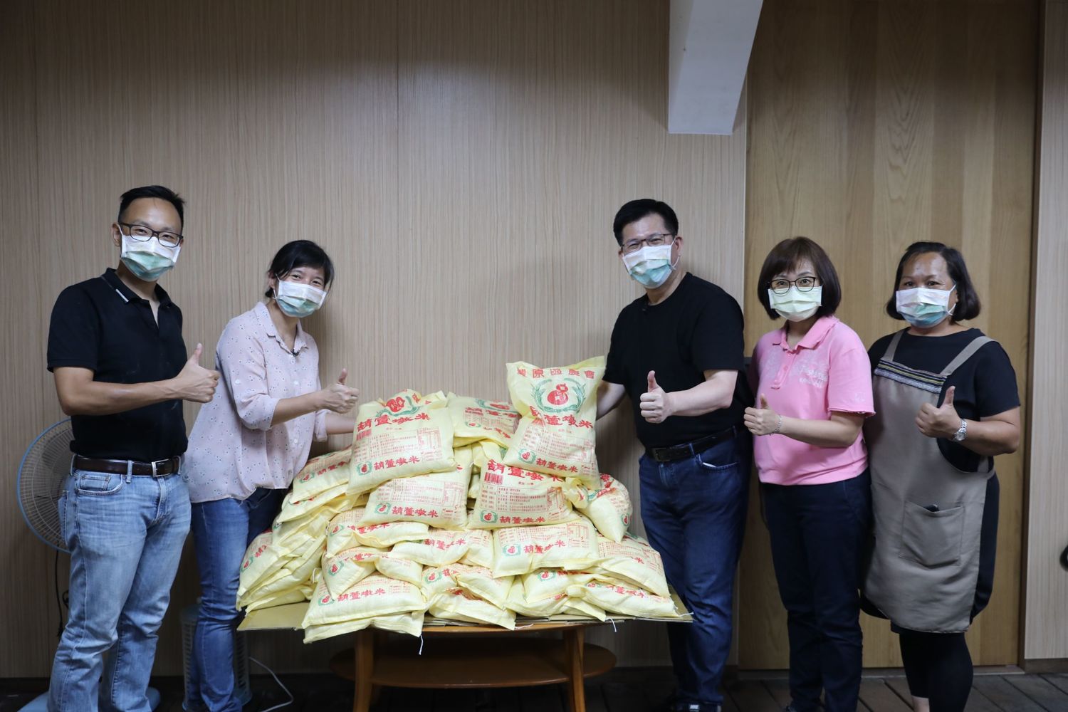 林佳龍準備了一個月份的豐原白米致贈伯拉罕長照基地。 光合基金會/提供 林佳龍準備了一個月份的豐原白米致贈伯拉罕長照基地。 光合基金會/提供