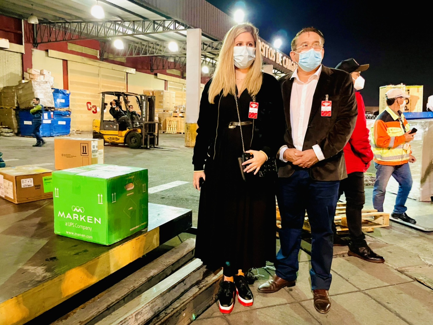 右邊為試驗主持人Dr Armoa亞松森大學醫學院教授。左邊為Dr Horvath高端在巴國代表人 圖:高端公司提供 右邊為試驗主持人Dr Armoa亞松森大學醫學院教授。左邊為Dr Horvath高端在巴國代表人 圖:高端公司提供