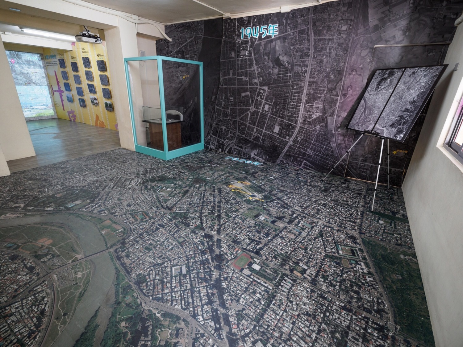 農林航空測量所提供的大臺北巨型空照圖,從1945跨越至2020年代,讓人一窺大臺北的地貌變遷。 圖:新北市文化局提供 農林航空測量所提供的大臺北巨型空照圖,從1945跨越至2020年代,讓人一窺大臺北的地貌變遷。 圖:新北市文化局提供