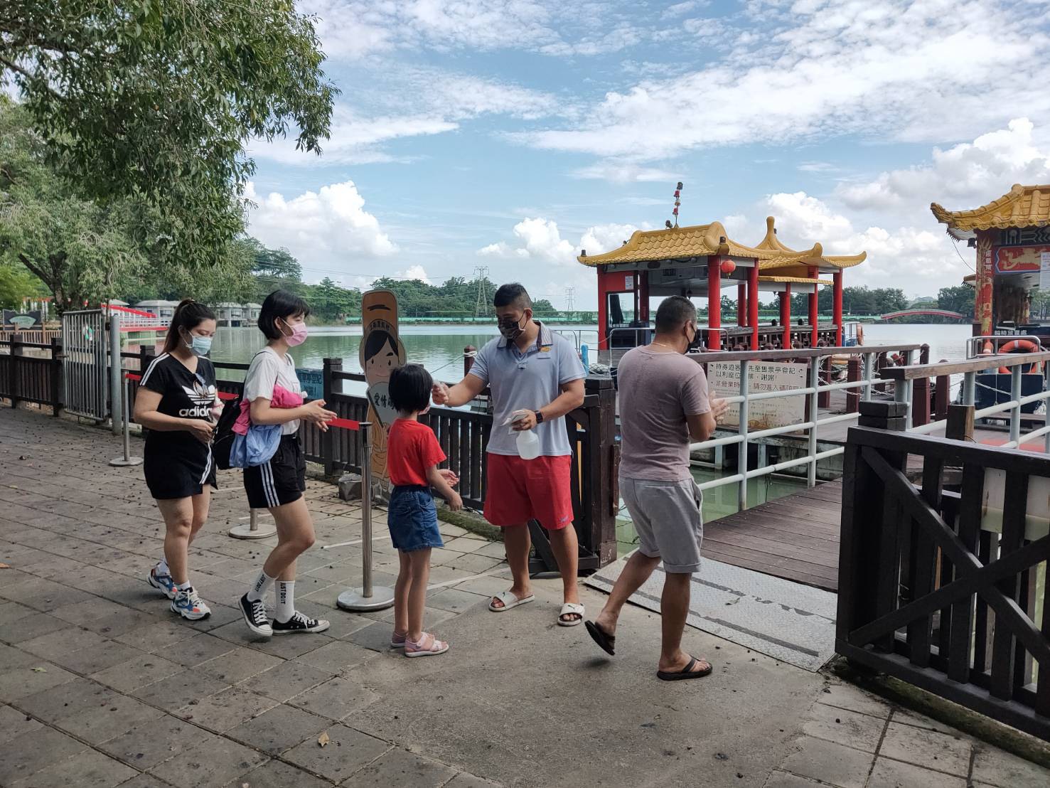 江南渡假村遊客搭乘畫舫並確實做好防疫措施。 圖:台南觀旅局/提供 江南渡假村遊客搭乘畫舫並確實做好防疫措施。 圖:台南觀旅局/提供