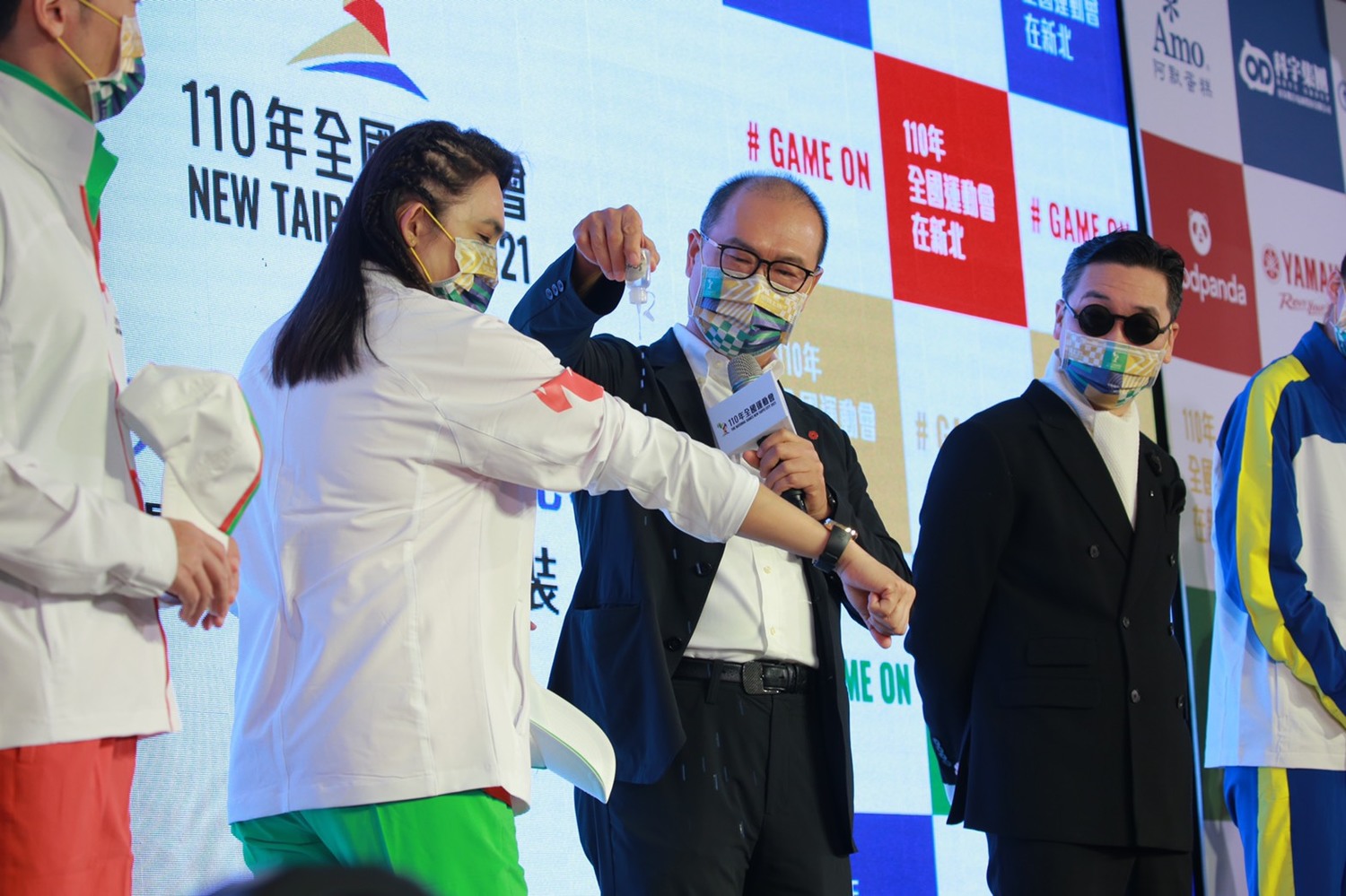神采董事長陳國欽示範防水功能。 圖:新北市體育處提供 神采董事長陳國欽示範防水功能。 圖:新北市體育處提供