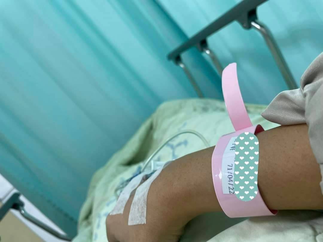 邱于軒因暈眩症就醫打點滴。 圖:翻攝自邱于軒臉書 邱于軒因暈眩症就醫打點滴。 圖:翻攝自邱于軒臉書