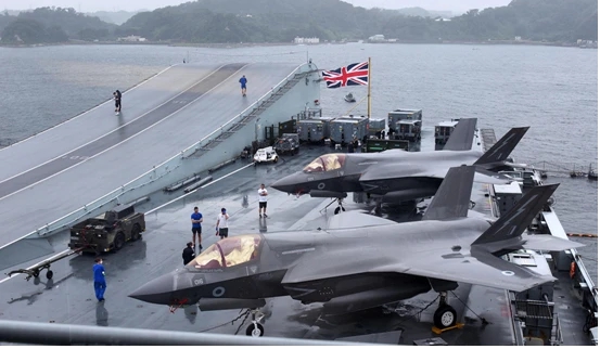 英國伊利莎白女王號航母與艦上的F-35戰機。 圖 : 翻攝自騰訊網 英國伊利莎白女王號航母與艦上的F-35戰機。 圖 : 翻攝自騰訊網