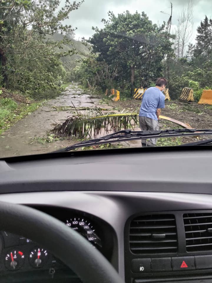 饒慶鈴說,璨樹颱風目前仍在台灣東方近海持續往北前進,但台東還未脫離暴風圈,南方海面還有一大塊颱風外圍環流恐會進來,氣象局針對台東發布大雨特報,她提醒鄉親隨時注意天氣資訊,確保平安。 圖:翻攝自蘭嶼鄉公所臉書 饒慶鈴說,璨樹颱風目前仍在台灣東方近海持續往北前進,但台東還未脫離暴風圈,南方海面還有一大塊颱風外圍環流恐會進來,氣象局針對台東發布大雨特報,她提醒鄉親隨時注意天氣資訊,確保平安。 圖:翻攝自蘭嶼鄉公所臉書