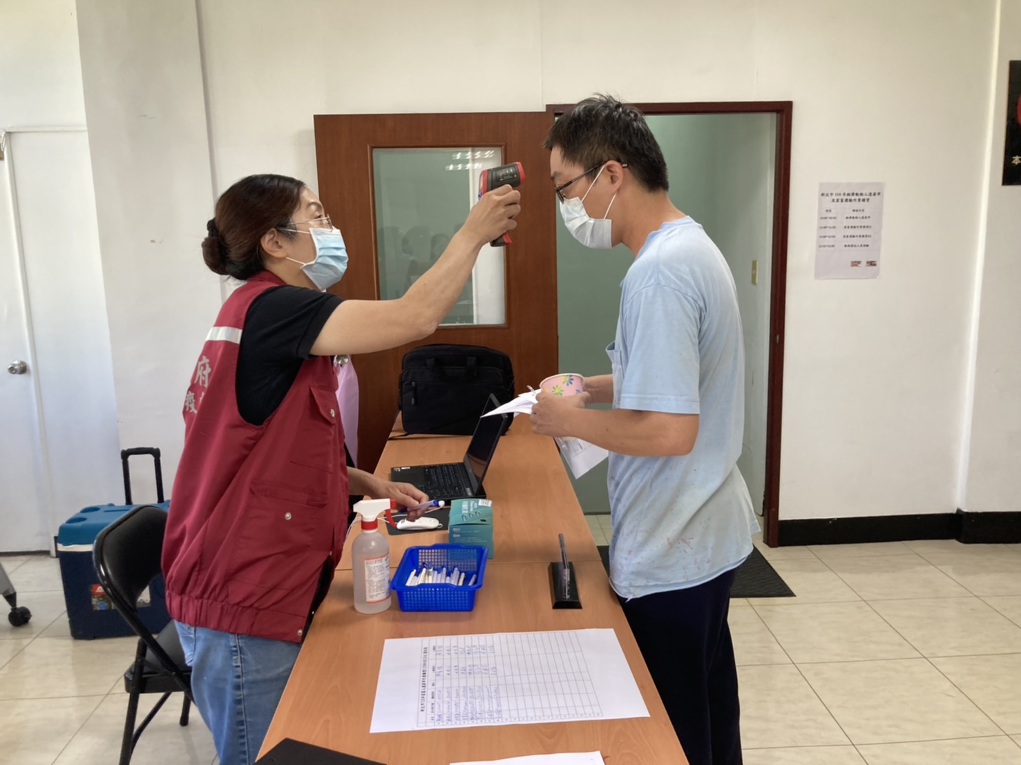 前來參加課程的屠宰人員及司機接要量體溫及消毒。 圖:新北市動保處提供 前來參加課程的屠宰人員及司機接要量體溫及消毒。 圖:新北市動保處提供