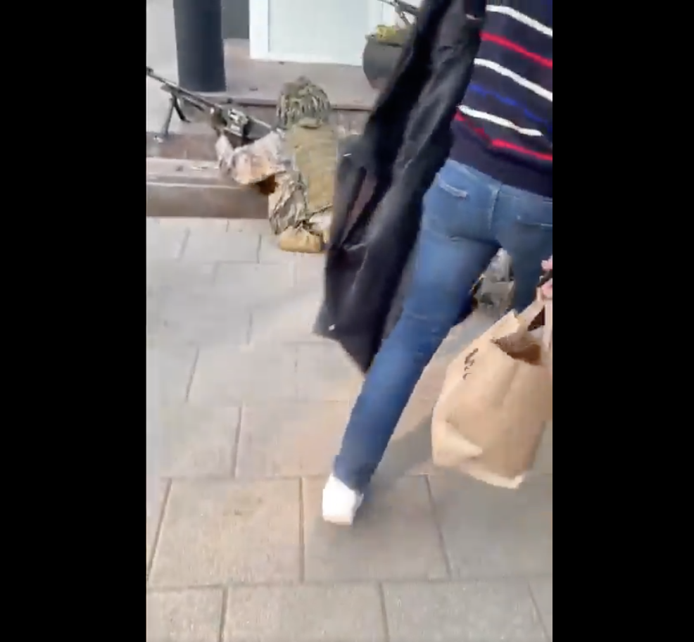 拉脫維亞未將演習區域拉封鎖線,民眾可任意經過。 圖:翻攝自環球網 拉脫維亞未將演習區域拉封鎖線,民眾可任意經過。 圖:翻攝自環球網