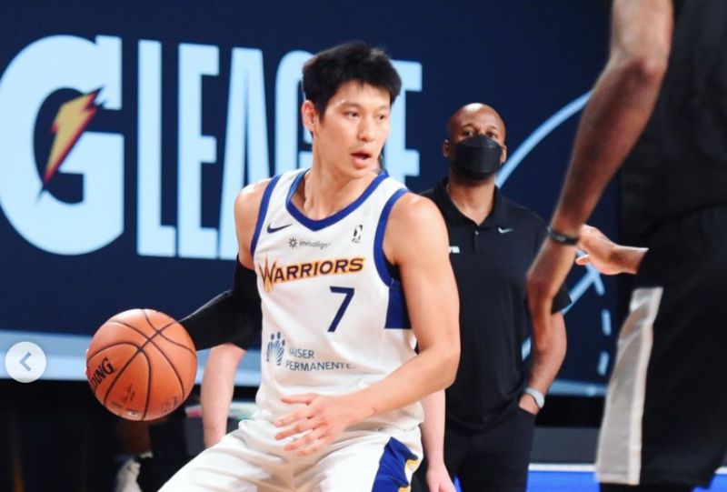 林書豪今年初加入聖塔克魯茲勇士,時任總教練Kris Weems新賽季將加入NBA勇士助教團隊。 圖/取自Jeremy Lin IG 林書豪今年初加入聖塔克魯茲勇士,時任總教練Kris Weems新賽季將加入NBA勇士助教團隊。 圖/取自Jeremy Lin IG