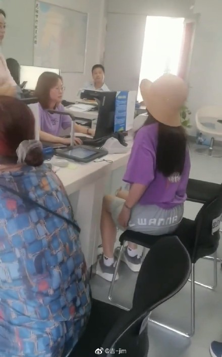 網友貼出照片,但有人質疑是否為舊照,因照片畫質低,且工作人員都沒戴口罩。 圖:翻攝自微博 網友貼出照片,但有人質疑是否為舊照,因照片畫質低,且工作人員都沒戴口罩。 圖:翻攝自微博