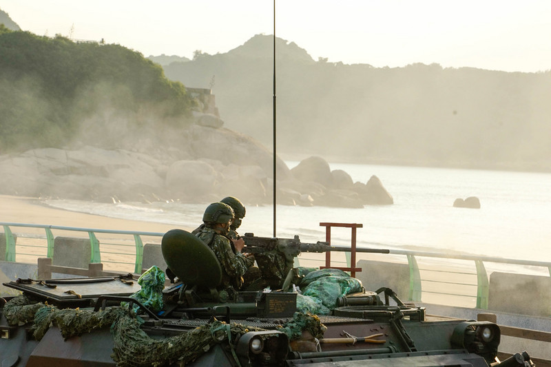 馬祖國軍漢光37號演習15日在北竿坂里沙灘登場,北高守備大隊執行CM21甲車機動裝載、戰術機動行進間射擊,展現國軍戰備成果。 圖:中央社提供 馬祖國軍漢光37號演習15日在北竿坂里沙灘登場,北高守備大隊執行CM21甲車機動裝載、戰術機動行進間射擊,展現國軍戰備成果。 圖:中央社提供