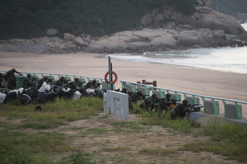 馬祖國軍漢光37號演習15日在北竿坂里沙灘登場,步兵抵達戰術位置後,進行海上防禦,展現國軍平日訓練成果。 圖:中央社提供 馬祖國軍漢光37號演習15日在北竿坂里沙灘登場,步兵抵達戰術位置後,進行海上防禦,展現國軍平日訓練成果。 圖:中央社提供