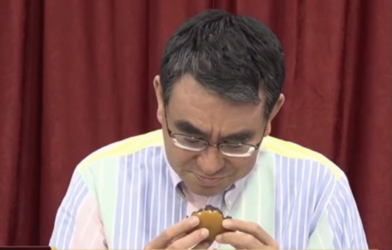 河野太郎宣佈日本要給台灣AZ疫苗時邊吃銅鑼燒,不知道是故作可愛狀,還是故意淡化跟台灣的友好,他的對中態度讓人不安。 圖:攝自河野直播 河野太郎宣佈日本要給台灣AZ疫苗時邊吃銅鑼燒,不知道是故作可愛狀,還是故意淡化跟台灣的友好,他的對中態度讓人不安。 圖:攝自河野直播