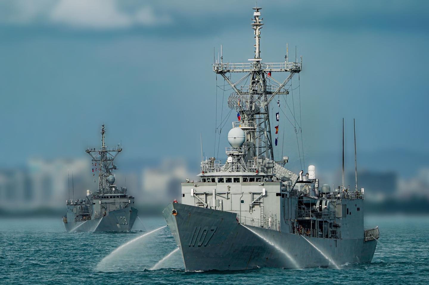 艦艇編隊執行備戰進出港,模擬通過雷區。 圖:翻攝中華民國海軍臉書 艦艇編隊執行備戰進出港,模擬通過雷區。 圖:翻攝中華民國海軍臉書