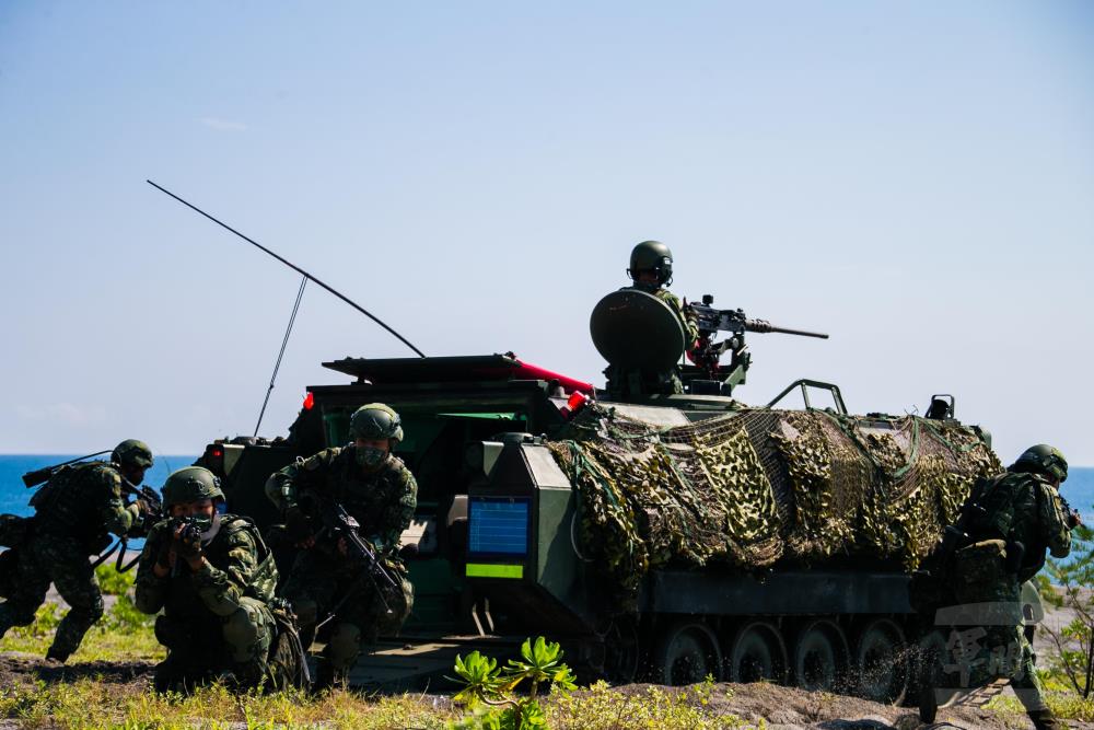 漢光37號演習實兵操演第4天,花連第二作戰區官兵下車戰鬥。 圖:軍聞社提供。 漢光37號演習實兵操演第4天,花連第二作戰區官兵下車戰鬥。 圖:軍聞社提供。