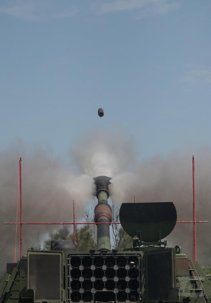 漢光37號演習進入第4天,第五作戰區台中番仔寮砲兵部隊M109A2自走砲射擊。 圖:軍聞社提供。 漢光37號演習進入第4天,第五作戰區台中番仔寮砲兵部隊M109A2自走砲射擊。 圖:軍聞社提供。