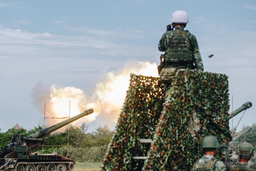 漢光37號演習進入第4天,第五作戰區台中番仔寮M110A2自走砲射擊,過程中火光四射,震撼力十足。 圖:軍聞社提供。 漢光37號演習進入第4天,第五作戰區台中番仔寮M110A2自走砲射擊,過程中火光四射,震撼力十足。 圖:軍聞社提供。