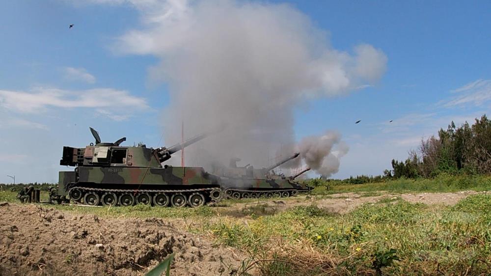 漢光37號演習進入第4天,第五作戰區台中番仔寮砲兵部隊M109A2自走砲射擊。 圖:軍聞社提供。 漢光37號演習進入第4天,第五作戰區台中番仔寮砲兵部隊M109A2自走砲射擊。 圖:軍聞社提供。