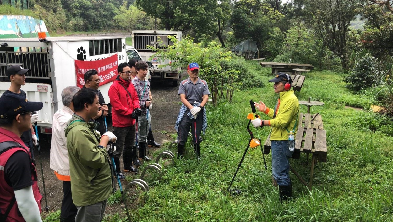 新北市動保處志工講解巡山注意事項,講解山豬吊具有多強大的殺傷力。 圖:新北市動保處提供 新北市動保處志工講解巡山注意事項,講解山豬吊具有多強大的殺傷力。 圖:新北市動保處提供