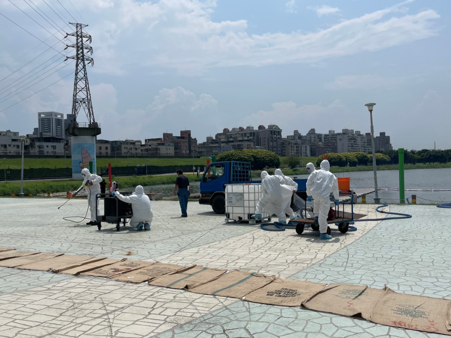 利用汲油器及高壓沖洗機進行污油回收作業。 圖:新北市環保局提供 利用汲油器及高壓沖洗機進行污油回收作業。 圖:新北市環保局提供