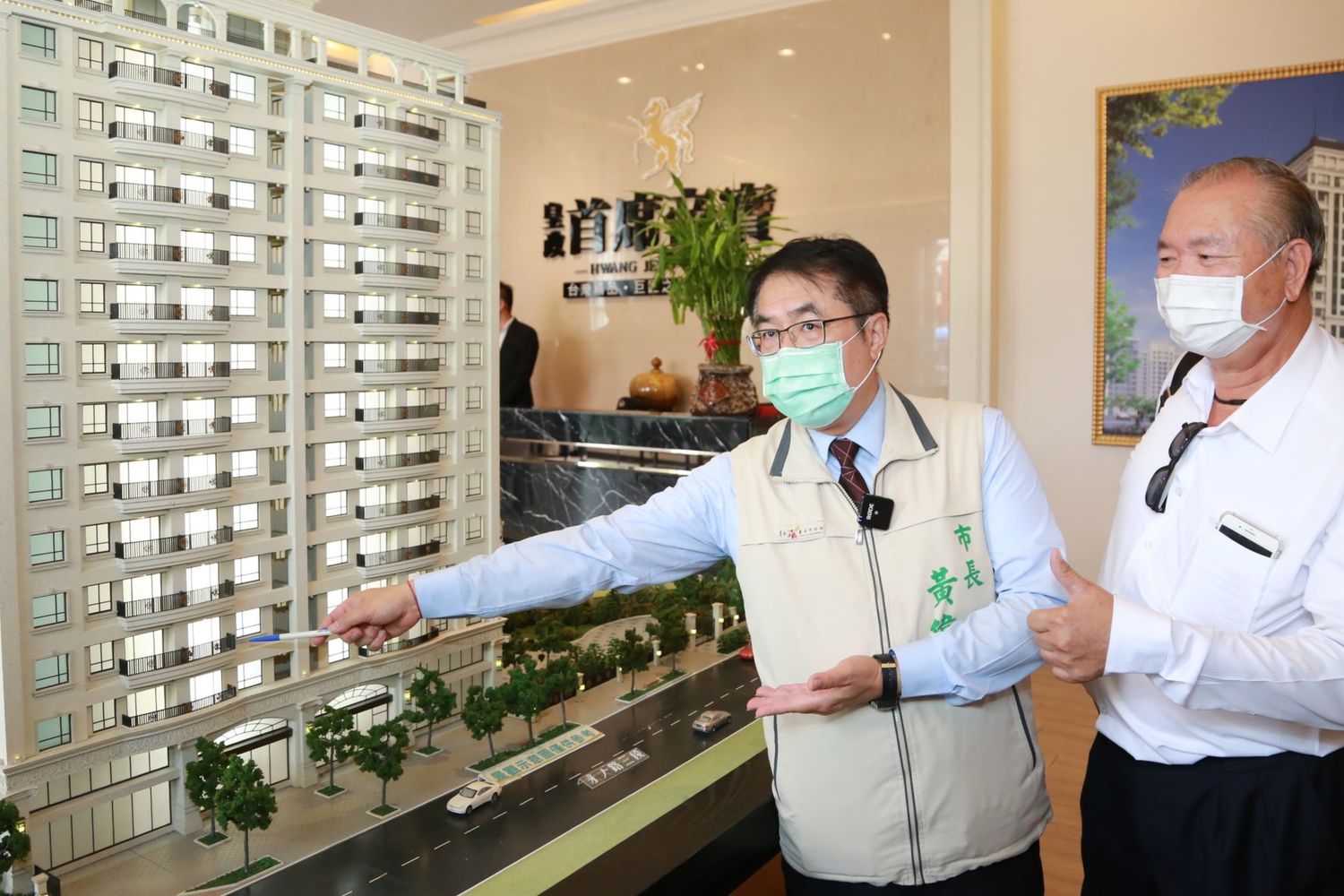 台南市長黃偉哲今日開箱「輕豪宅」亮點,稱讚今年房子很優質,3房還附加停車位,總價逾830萬元,歡迎全國民眾踴躍來台南消費抽大獎。 圖:台南市政府提供 台南市長黃偉哲今日開箱「輕豪宅」亮點,稱讚今年房子很優質,3房還附加停車位,總價逾830萬元,歡迎全國民眾踴躍來台南消費抽大獎。 圖:台南市政府提供