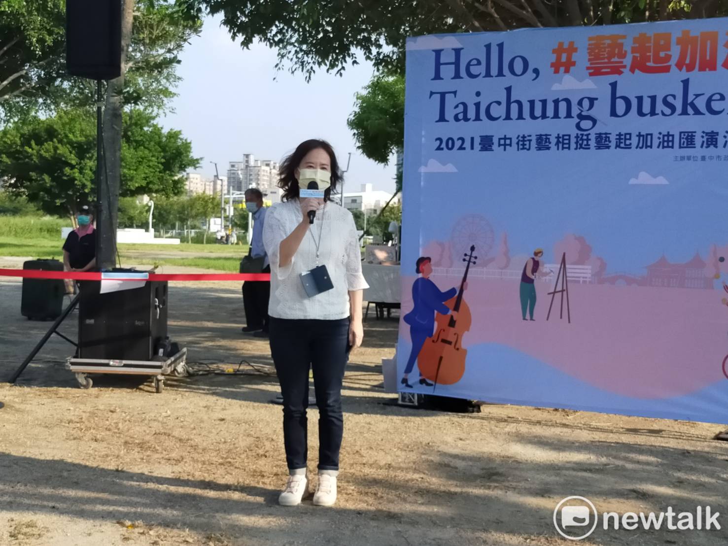文化局主秘蕭靜萍歡迎市民利用周末假日到戶外走走,看街頭藝人表演。 唐復年/攝 文化局主秘蕭靜萍歡迎市民利用周末假日到戶外走走,看街頭藝人表演。 唐復年/攝