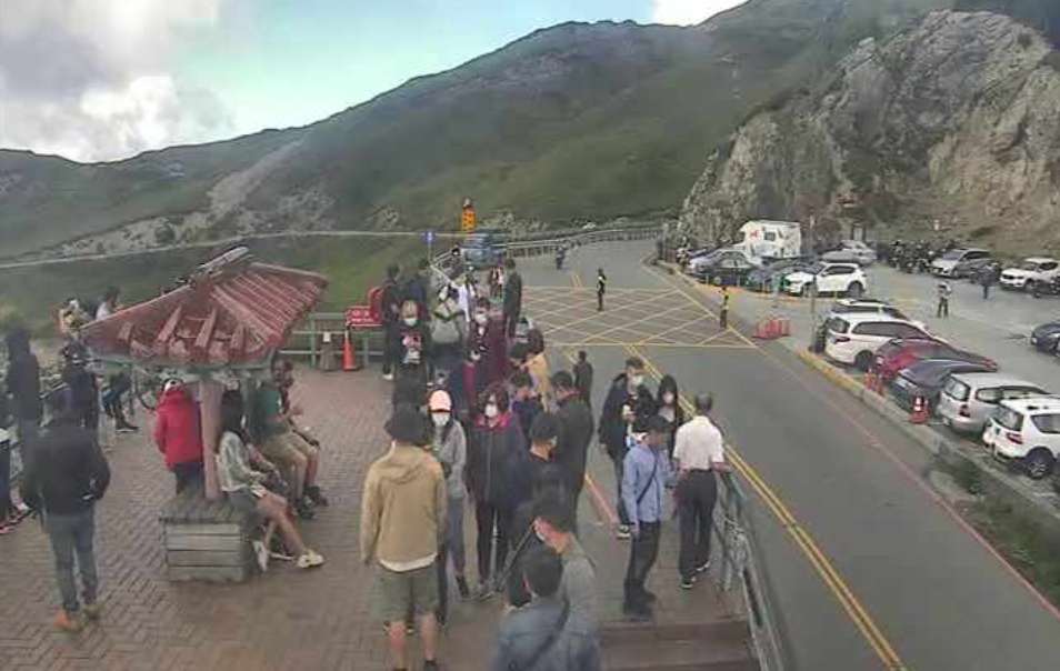 中秋連假第3天,各風景區旅遊人潮依舊。 圖:擷取自合歡山武嶺亭即時影像 中秋連假第3天,各風景區旅遊人潮依舊。 圖:擷取自合歡山武嶺亭即時影像