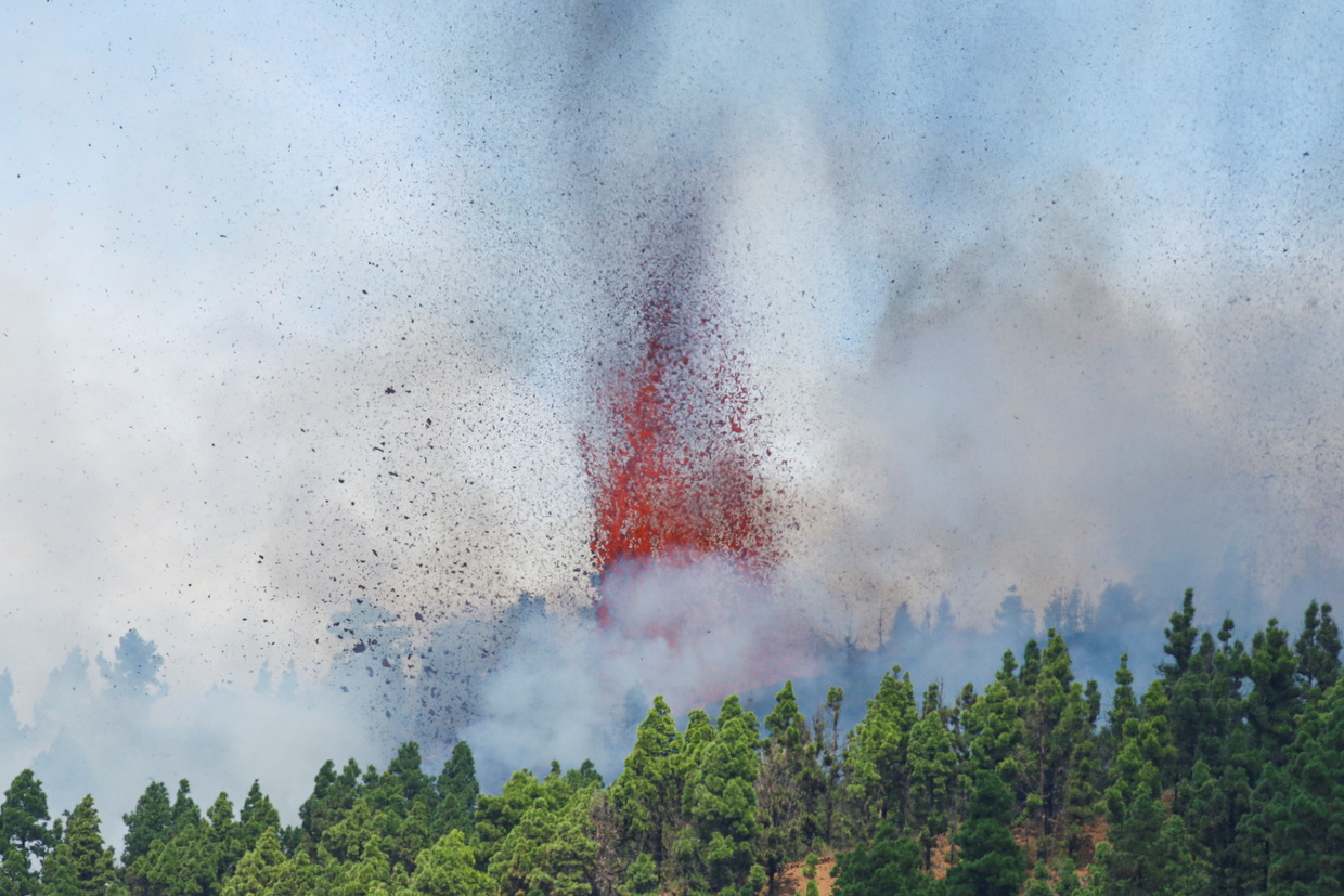 西班牙度假勝地拉帕爾馬島(La Palma)19日發生火山噴發。 圖:翻攝環球網 西班牙度假勝地拉帕爾馬島(La Palma)19日發生火山噴發。 圖:翻攝環球網
