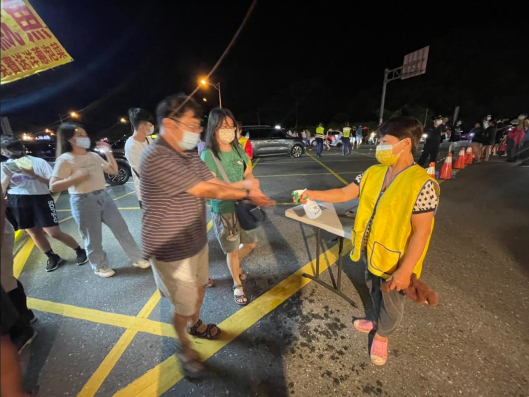 進入墾丁大街前,仍需酒精消毒。 圖:屏東縣政府 提供 進入墾丁大街前,仍需酒精消毒。 圖:屏東縣政府 提供