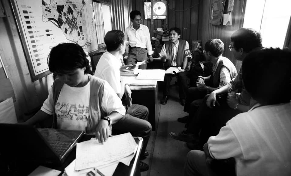 22年前「921大地震」,時任屏東縣政府擔任機要秘書的鍾佳濱,率領一支團隊深入埔里救災40天。 圖:新故鄉文教基金會提供 22年前「921大地震」,時任屏東縣政府擔任機要秘書的鍾佳濱,率領一支團隊深入埔里救災40天。 圖:新故鄉文教基金會提供