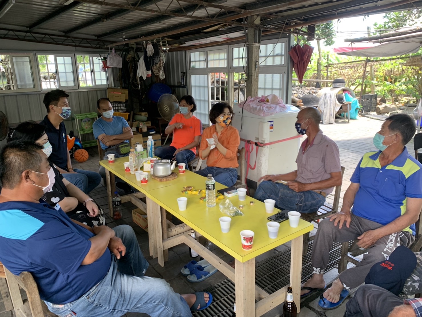 饒慶鈴前往釋迦果園與農民溝通。 圖:台東縣府農業處提供 饒慶鈴前往釋迦果園與農民溝通。 圖:台東縣府農業處提供