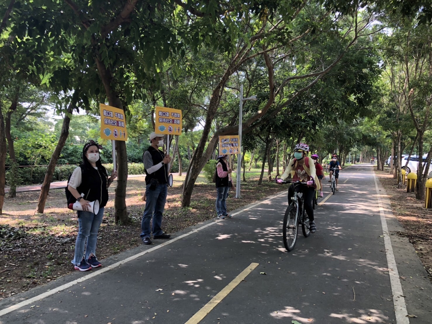 台中市政府出動「觀光景點疏導隊」至重要景點宣導防疫。 台中市政府/提供 台中市政府出動「觀光景點疏導隊」至重要景點宣導防疫。 台中市政府/提供