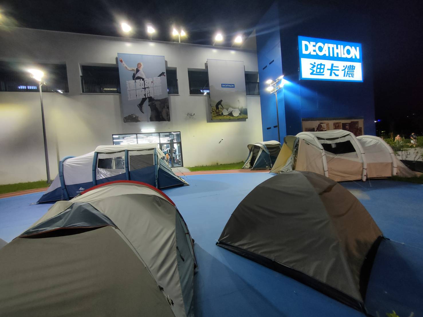迪卡儂高雄旗艦店趕搭全民瘋露營的風潮。 圖:迪卡儂高雄旗艦店提供 迪卡儂高雄旗艦店趕搭全民瘋露營的風潮。 圖:迪卡儂高雄旗艦店提供