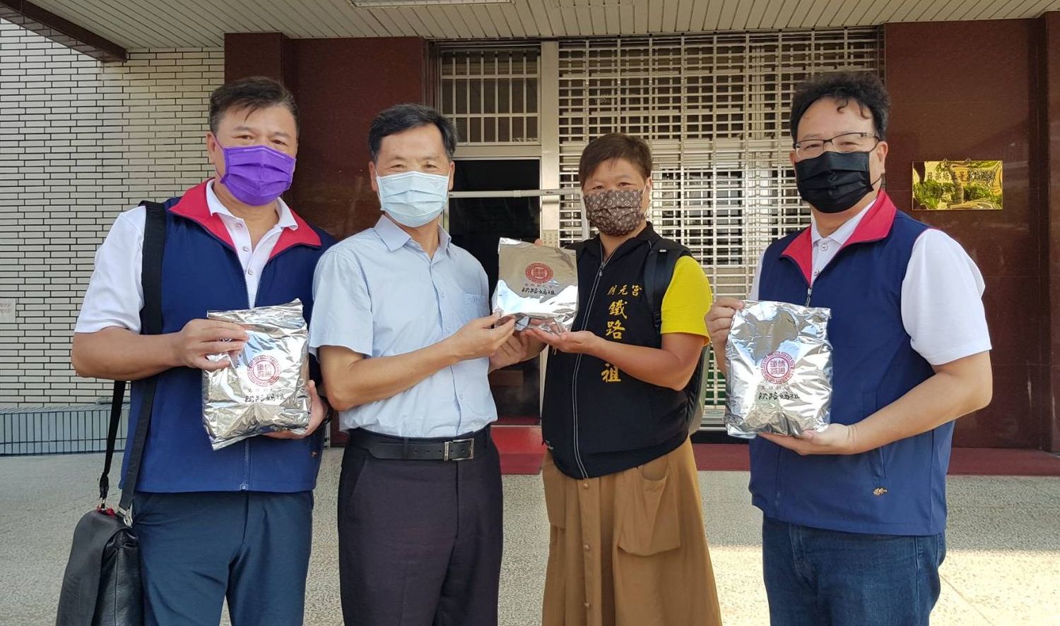 鐵路媽祖朝元宮師姐廖麗月(右二)送茶葉蛋給高雄監獄同仁。 圖:高雄市鐵路媽祖慈善會提供 鐵路媽祖朝元宮師姐廖麗月(右二)送茶葉蛋給高雄監獄同仁。 圖:高雄市鐵路媽祖慈善會提供