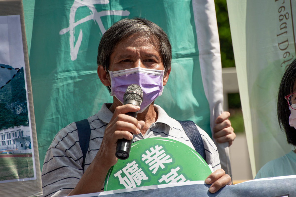 反亞泥還我傳統領域自救會會長田明正指出,判決雖然贏了,但亞泥可以繼續挖礦。 圖:地球公民基金會提供 反亞泥還我傳統領域自救會會長田明正指出,判決雖然贏了,但亞泥可以繼續挖礦。 圖:地球公民基金會提供