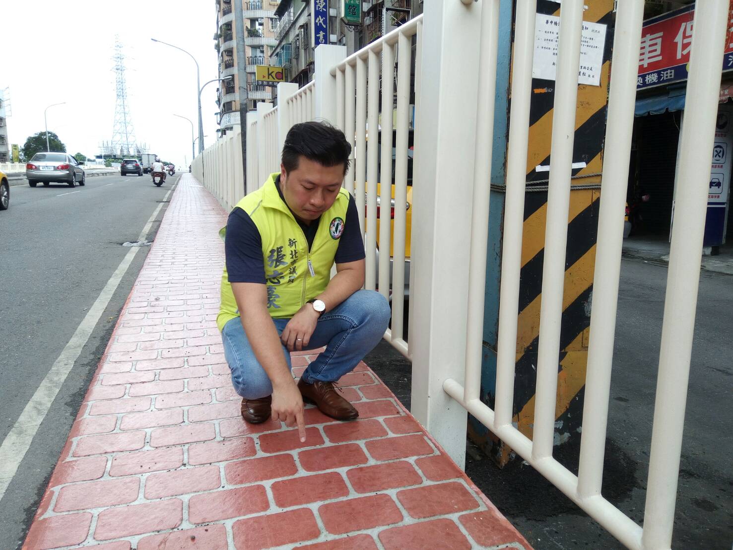 張志豪表示,2019年先爭取到1034萬進行華中橋東側護欄及人行道改善,400公尺長的人行道以紙模壓花地坪鋪設。 圖:新北市議員張志豪提供 張志豪表示,2019年先爭取到1034萬進行華中橋東側護欄及人行道改善,400公尺長的人行道以紙模壓花地坪鋪設。 圖:新北市議員張志豪提供