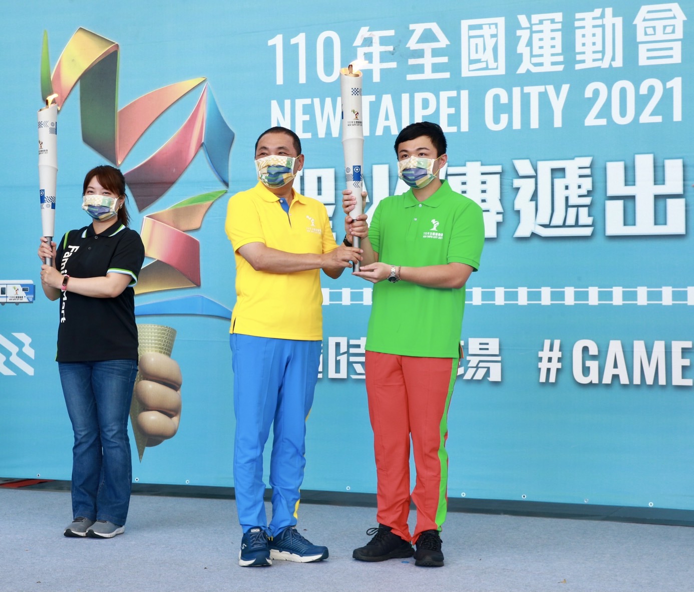 侯友宜將火炬交給公路傳遞火炬手尤偉檁。 圖:新北市體育處提供 侯友宜將火炬交給公路傳遞火炬手尤偉檁。 圖:新北市體育處提供