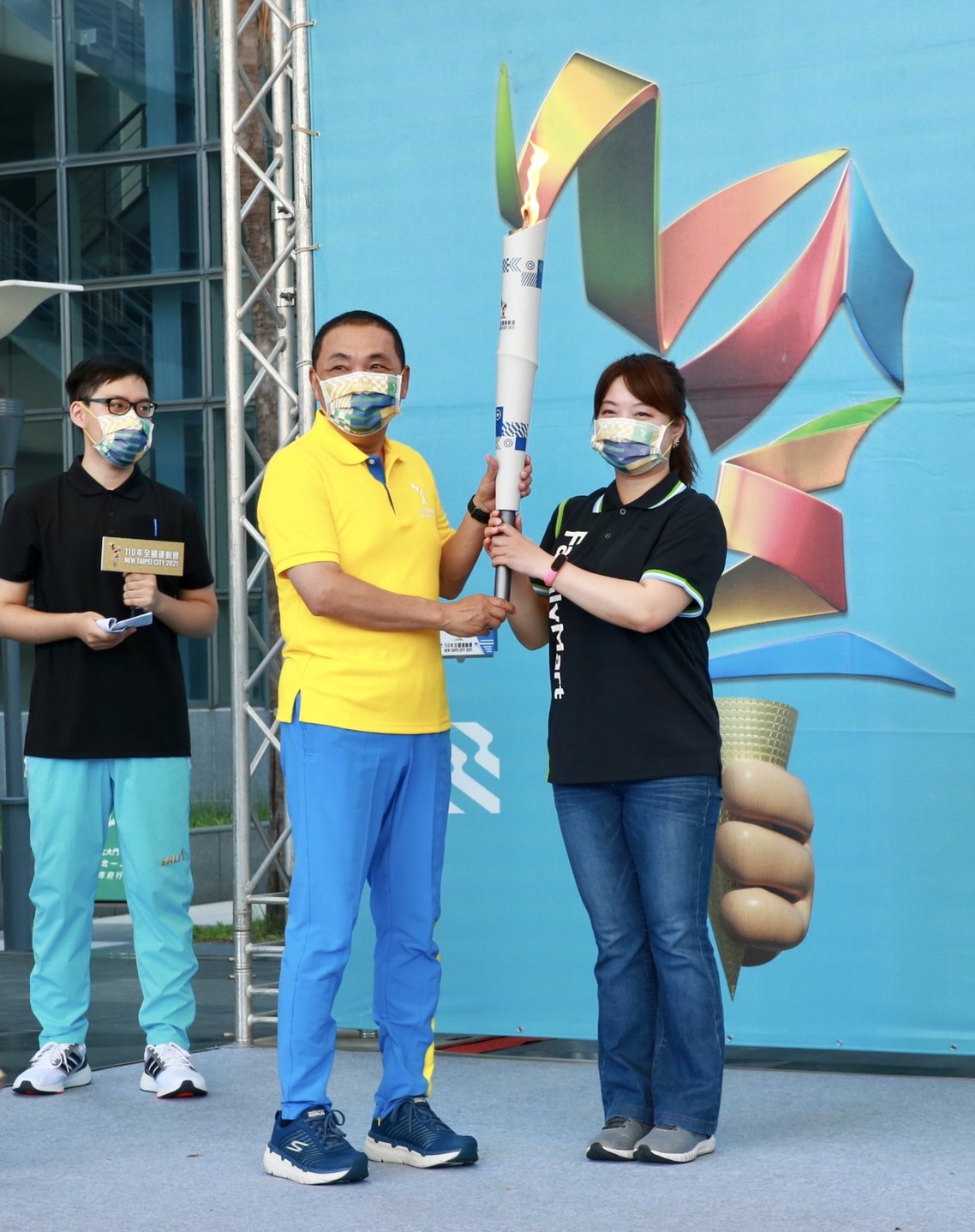 侯友宜將火炬交給網路聖火濾鏡的合作夥伴全家便利商店代表。 圖:新北市體育處提供 侯友宜將火炬交給網路聖火濾鏡的合作夥伴全家便利商店代表。 圖:新北市體育處提供