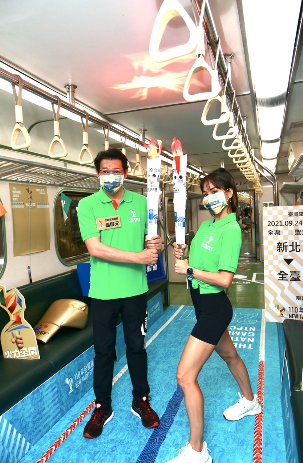 全明星運動會徐展元與雷艾美擔任環島列車第一站火炬手。 圖:新北市體育處提供 全明星運動會徐展元與雷艾美擔任環島列車第一站火炬手。 圖:新北市體育處提供