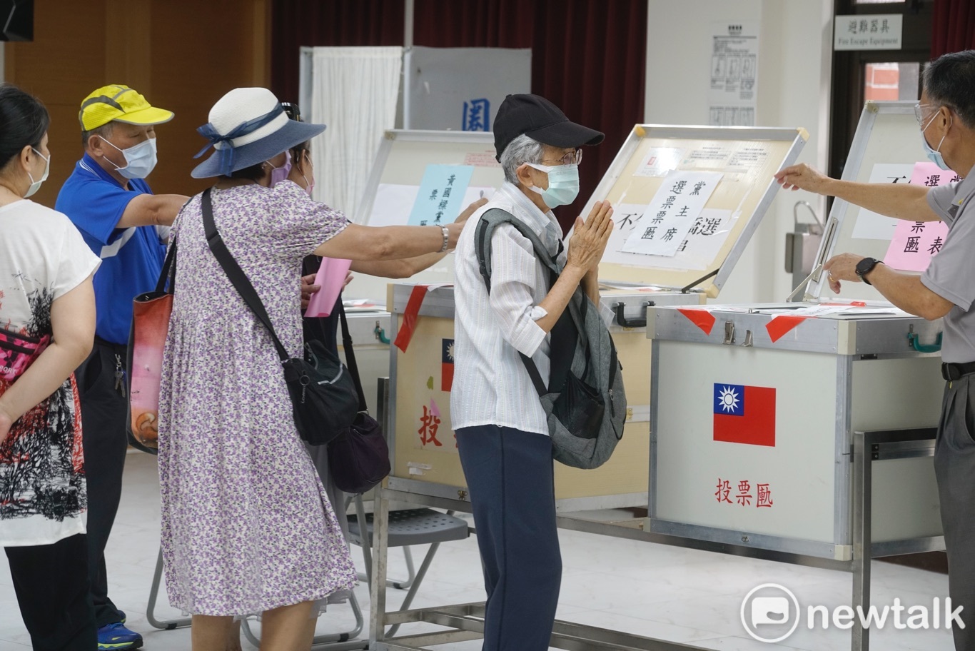 一位老黨員投完票後,雙手合十向投票所的工作人員致意。 圖:張良一/攝 一位老黨員投完票後,雙手合十向投票所的工作人員致意。 圖:張良一/攝