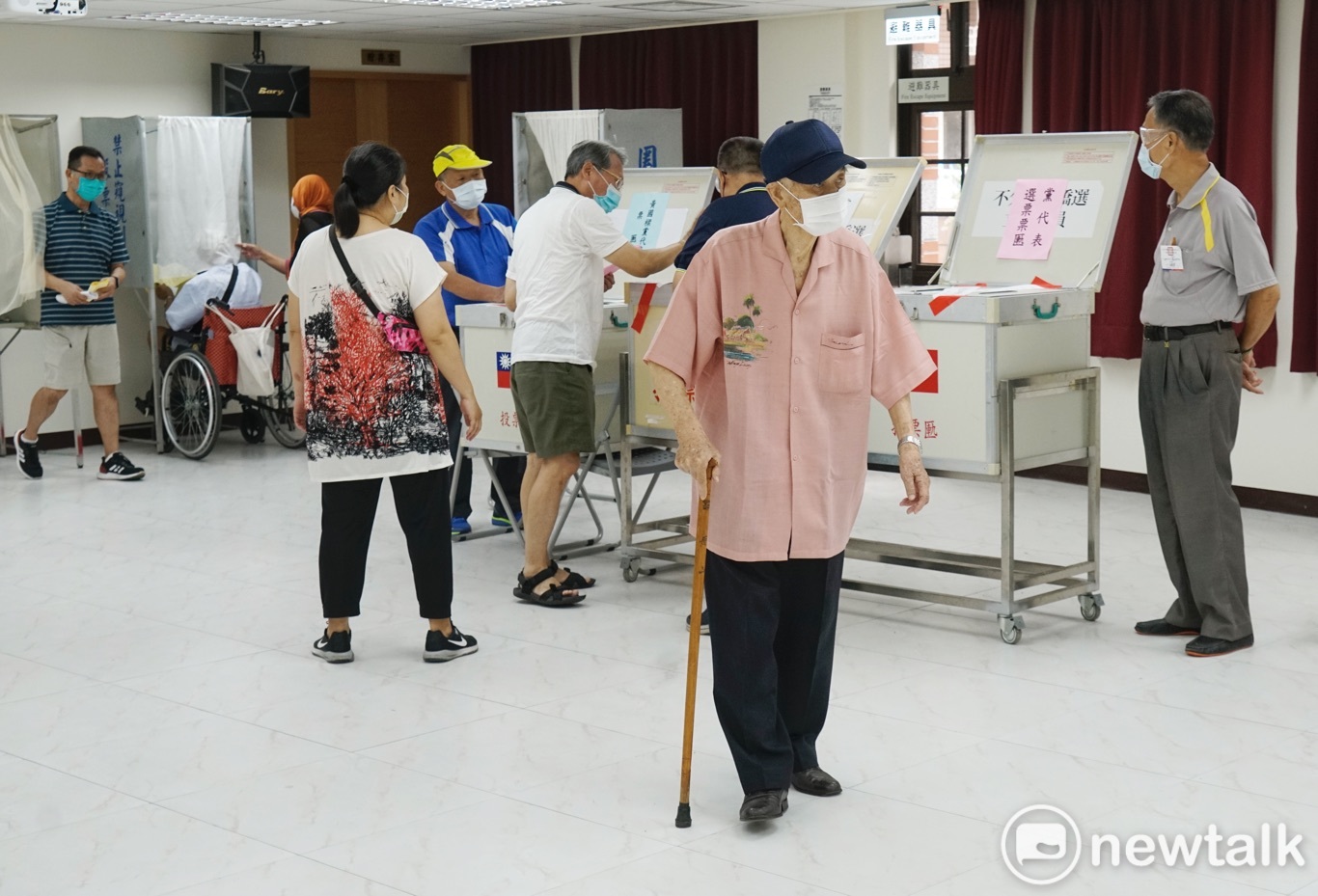 上午9:30到11:00投票最踴躍的時刻,現場九成以上都是70歲以上的老黨員投票,只有一位女性黨員是40歲以下。 圖:張良一/攝 上午9:30到11:00投票最踴躍的時刻,現場九成以上都是70歲以上的老黨員投票,只有一位女性黨員是40歲以下。 圖:張良一/攝