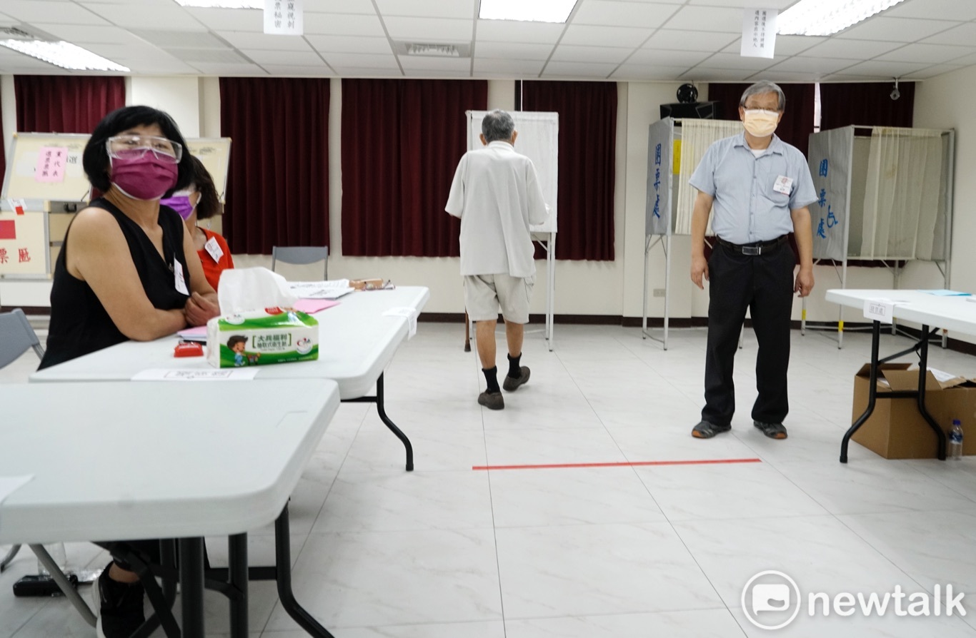 一位老黨員拄著拐杖準備到圈票處圈選候選人。 圖:張良一/攝 一位老黨員拄著拐杖準備到圈票處圈選候選人。 圖:張良一/攝