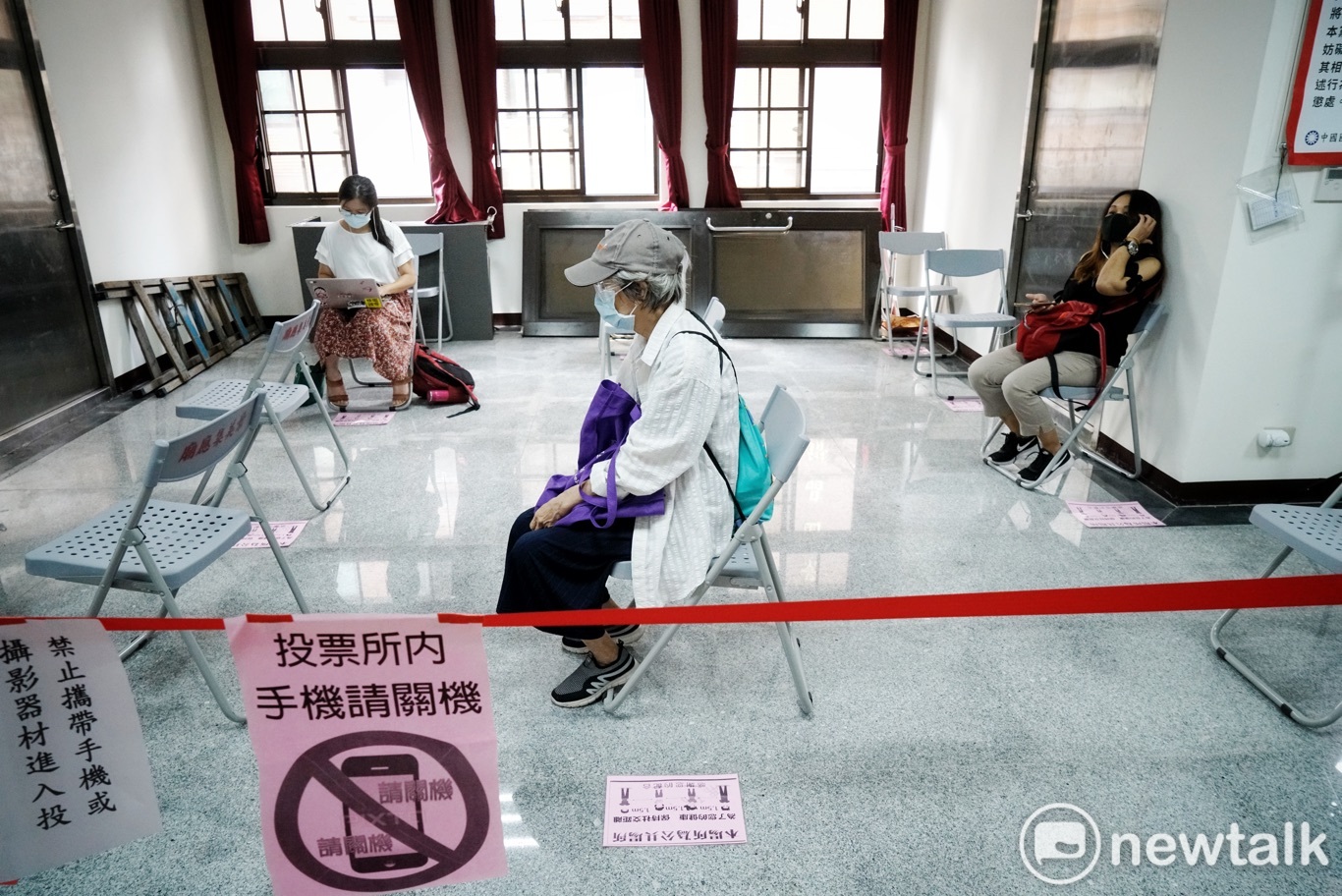 一位老黨員在投票所外等待投票。 圖:張良一/攝 一位老黨員在投票所外等待投票。 圖:張良一/攝