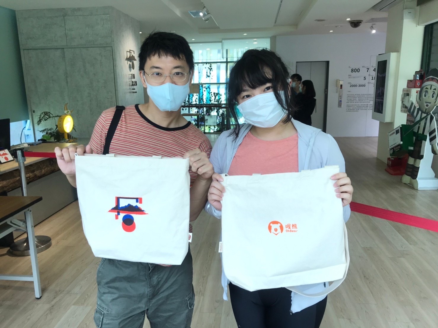 參山處推出「谷關泡好湯 入關博物館絹印DIY活動」,遊客有機會得到限量文青包。 參山處/提供 參山處推出「谷關泡好湯 入關博物館絹印DIY活動」,遊客有機會得到限量文青包。 參山處/提供