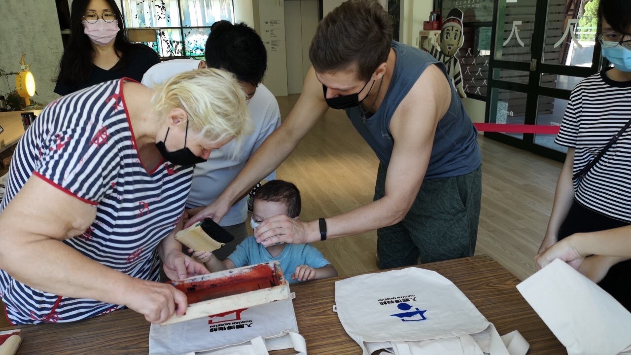 遊客在入關博物館體驗絹印DIY。 參山處/提供 遊客在入關博物館體驗絹印DIY。 參山處/提供